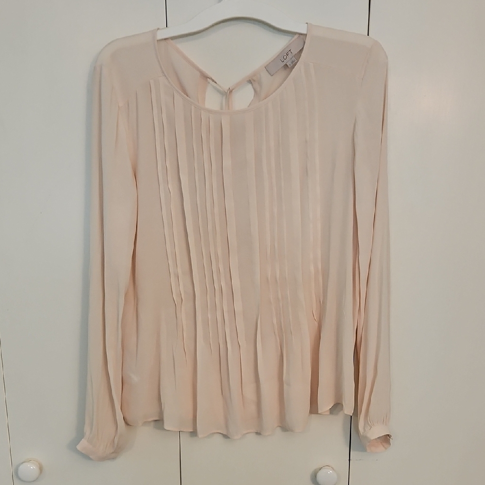 3/$20🎉 LOFT Pink Pleated Long Sleeve Blouse